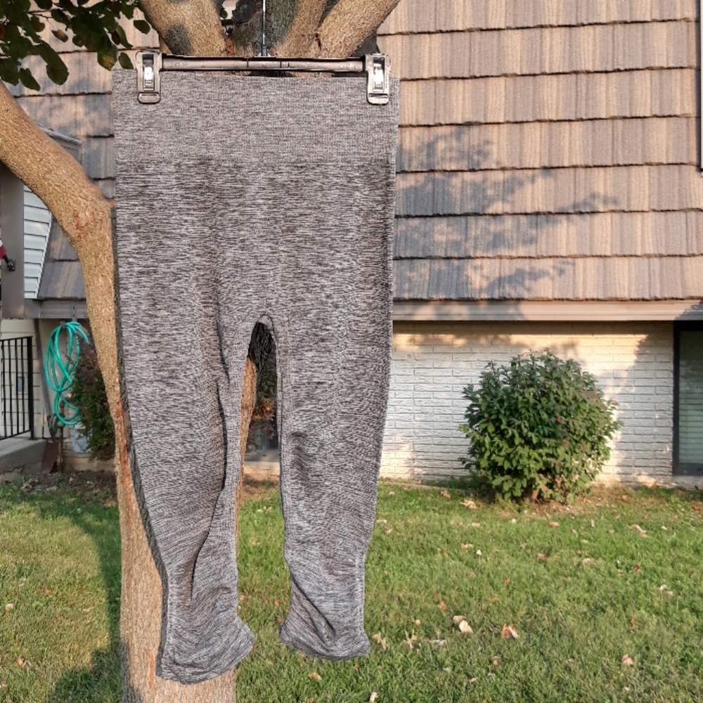 Tek Gear gray/silver capri workout leggings